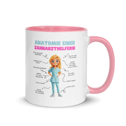 Weiße Keramiktasse mit farbigem Henkel und Innenseite sowie Motiv „Anatomie einer Zahnarzthelferin“ – humorvolle Tasse für ZFAs und Dentalfans