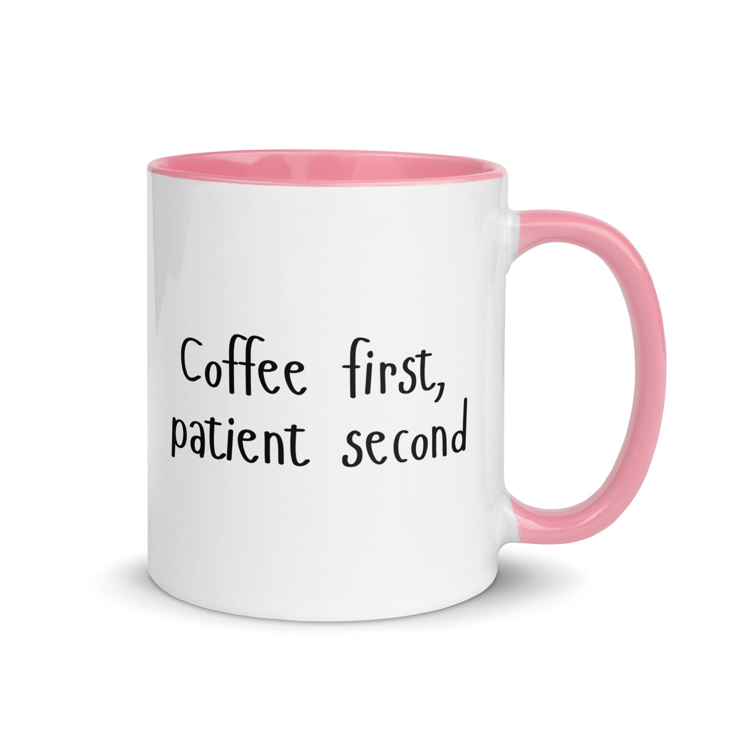 Weiße Keramiktasse mit farbigem Henkel und Innenseite sowie Schriftzug „Coffee first, patient second“ – humorvolle Kaffeetasse für Praxis, Klinik und Studium