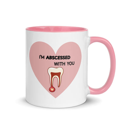 Weiße Keramiktasse mit farbigem Henkel und Innenseite sowie rosa Herz-Motiv mit Zahn und Schriftzug „I’m abscessed with you“ – humorvolle Dental-Tasse für Zahnmedizin und Zahnarztpraxis
