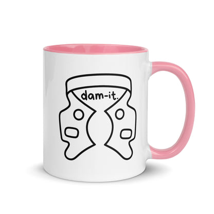 Weiße Keramiktasse mit farbigem Henkel und Innenseite sowie humorvollem Kofferdam-Motiv und Schriftzug „dam-it.“ – witzige Dental-Tasse für Zahnmedizin und Endodontie