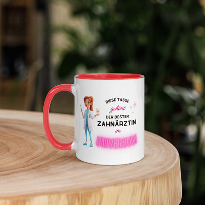 Weiße Keramiktasse mit farbigem Henkel und Innenseite sowie Motiv „Diese Tasse gehört der besten Zahnärztin im Universum“ – Geschenkidee für Zahnärztinnen