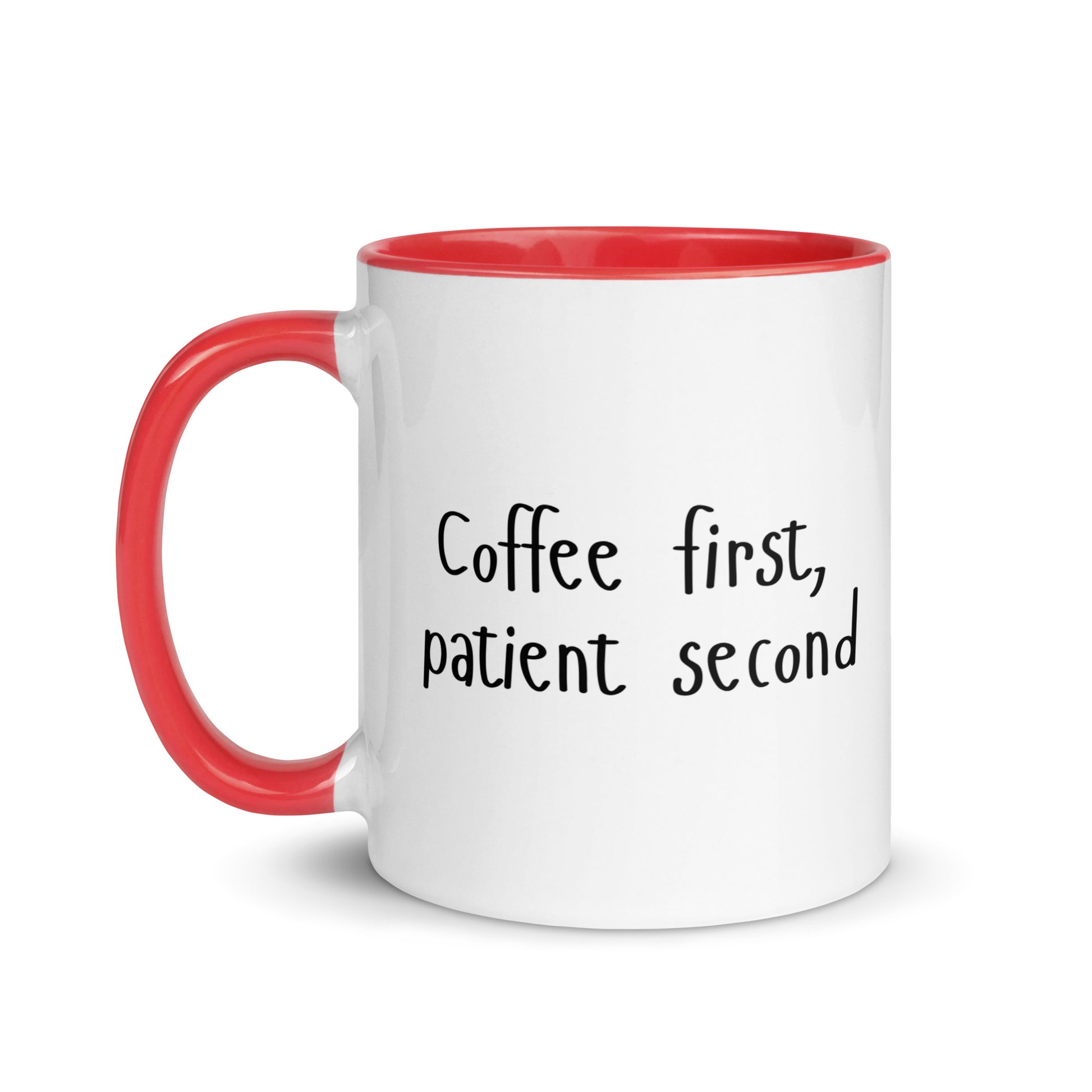 Weiße Keramiktasse mit farbigem Henkel und Innenseite sowie Schriftzug „Coffee first, patient second“ – humorvolle Kaffeetasse für Praxis, Klinik und Studium