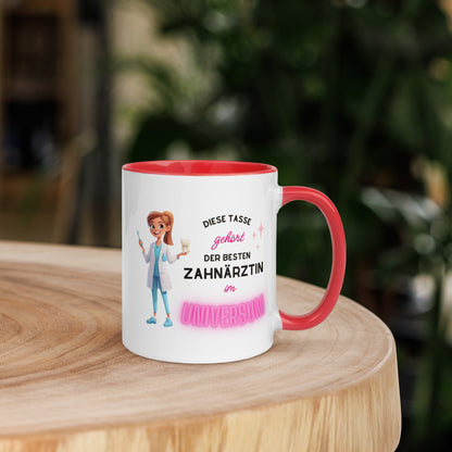 Weiße Keramiktasse mit farbigem Henkel und Innenseite sowie Motiv „Diese Tasse gehört der besten Zahnärztin im Universum“ – Geschenkidee für Zahnärztinnen