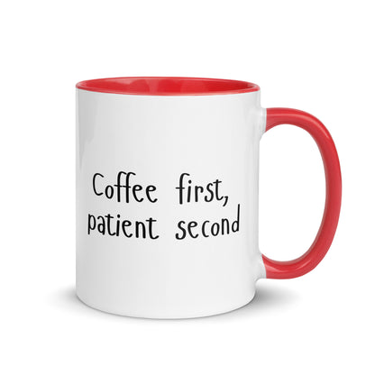 Weiße Keramiktasse mit farbigem Henkel und Innenseite sowie Schriftzug „Coffee first, patient second“ – humorvolle Kaffeetasse für Praxis, Klinik und Studium
