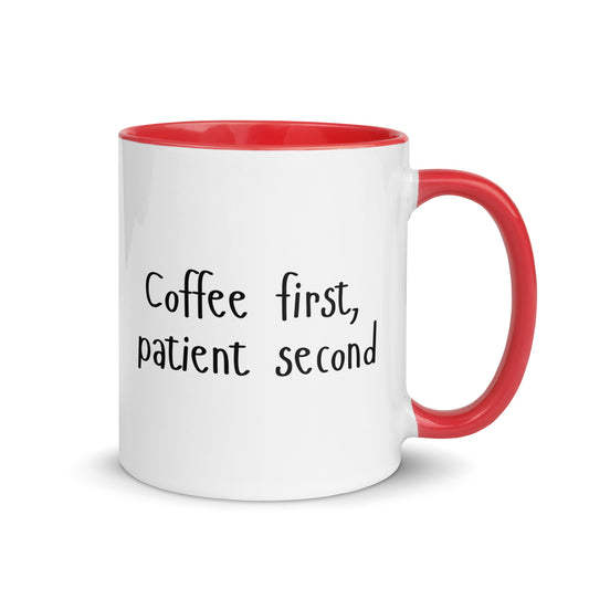 Weiße Keramiktasse mit farbigem Henkel und Innenseite sowie Schriftzug „Coffee first, patient second“ – humorvolle Kaffeetasse für Praxis, Klinik und Studium