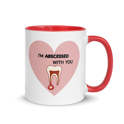 Weiße Keramiktasse mit farbigem Henkel und Innenseite sowie rosa Herz-Motiv mit Zahn und Schriftzug „I’m abscessed with you“ – humorvolle Dental-Tasse für Zahnmedizin und Zahnarztpraxis
