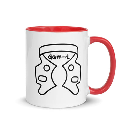 Weiße Keramiktasse mit farbigem Henkel und Innenseite sowie humorvollem Kofferdam-Motiv und Schriftzug „dam-it.“ – witzige Dental-Tasse für Zahnmedizin und Endodontie