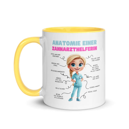 Weiße Keramiktasse mit humorvoller „Anatomie einer Zahnarzthelferin“-Illustration