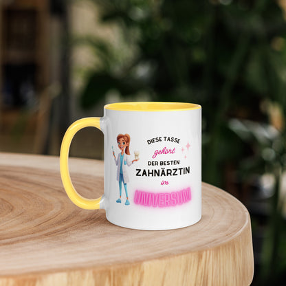 Weiße Keramiktasse mit farbigem Henkel und Innenseite sowie Motiv „Diese Tasse gehört der besten Zahnärztin im Universum“ – Geschenkidee für Zahnärztinnen