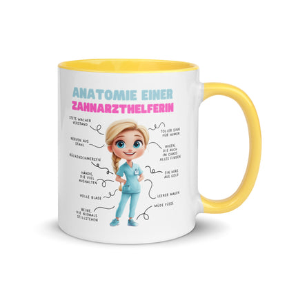 Weiße Keramiktasse mit humorvoller „Anatomie einer Zahnarzthelferin“-Illustration