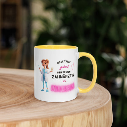 Weiße Keramiktasse mit farbigem Henkel und Innenseite sowie Motiv „Diese Tasse gehört der besten Zahnärztin im Universum“ – Geschenkidee für Zahnärztinnen