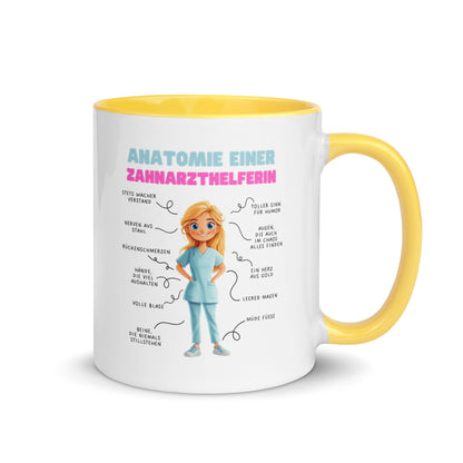 Weiße Keramiktasse mit farbigem Henkel und Innenseite sowie Motiv „Anatomie einer Zahnarzthelferin“ – humorvolle Tasse für ZFAs und Dentalfans