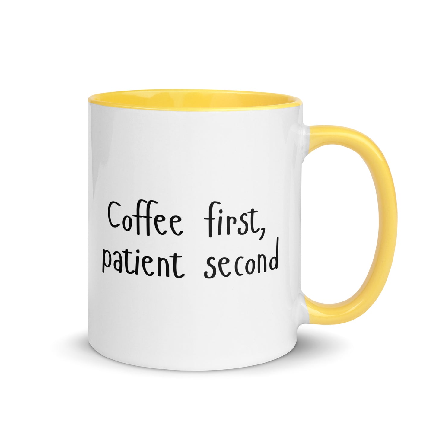 Weiße Keramiktasse mit farbigem Henkel und Innenseite sowie Schriftzug „Coffee first, patient second“ – humorvolle Kaffeetasse für Praxis, Klinik und Studium