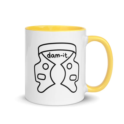 Weiße Keramiktasse mit farbigem Henkel und Innenseite sowie humorvollem Kofferdam-Motiv und Schriftzug „dam-it.“ – witzige Dental-Tasse für Zahnmedizin und Endodontie