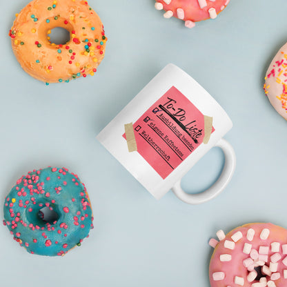 Weiße Keramiktasse mit rosa To-Do-Listen-Design für Auszubildende – humorvolle Motivationstasse für Schule, Ausbildung, Lernen und den Berufsalltag
