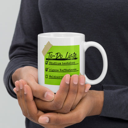 Weiße Keramiktasse mit grüner To-Do-Liste für Studierende – humorvolle Motivationstasse für Uni, Lernen und den Studienalltag