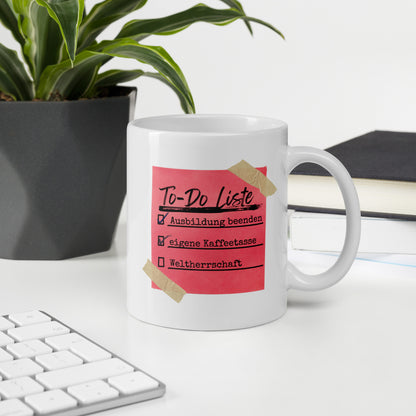 Weiße Keramiktasse mit rosa To-Do-Listen-Design für Auszubildende – humorvolle Motivationstasse für Schule, Ausbildung, Lernen und den Berufsalltag