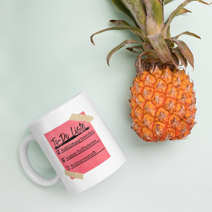 Weiße Keramiktasse mit rosa To-Do-Listen-Design für Auszubildende – humorvolle Motivationstasse für Schule, Ausbildung, Lernen und den Berufsalltag