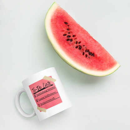 Weiße Keramiktasse mit rosa To-Do-Listen-Design für Auszubildende – humorvolle Motivationstasse für Schule, Ausbildung, Lernen und den Berufsalltag