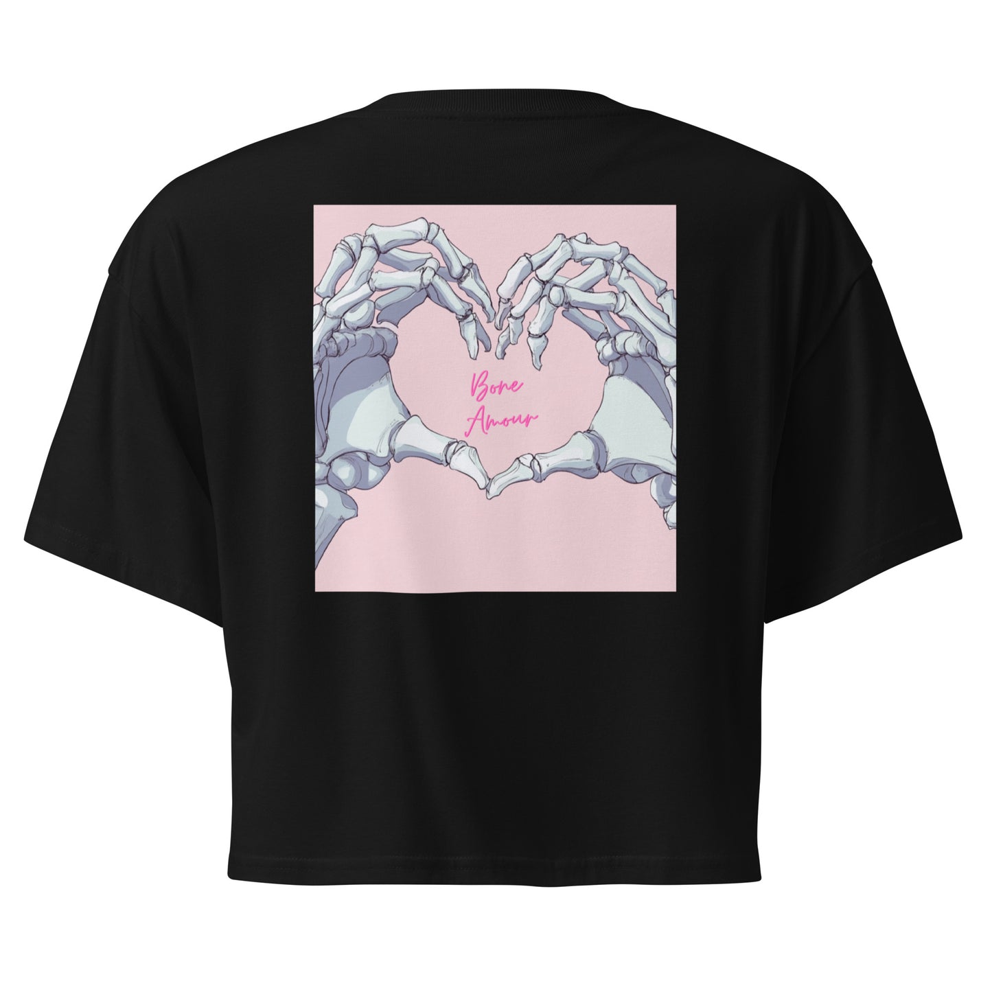 Locker geschnittenes Crop-Top „Bone Amour“ mit floralem anatomischem Herzmotiv auf der Vorderseite und Bone-Amour-Logo auf der Rückseite – medizinisch inspirierter Fashion-Look in Schwarz, Bubblegum Pink und Orchidee