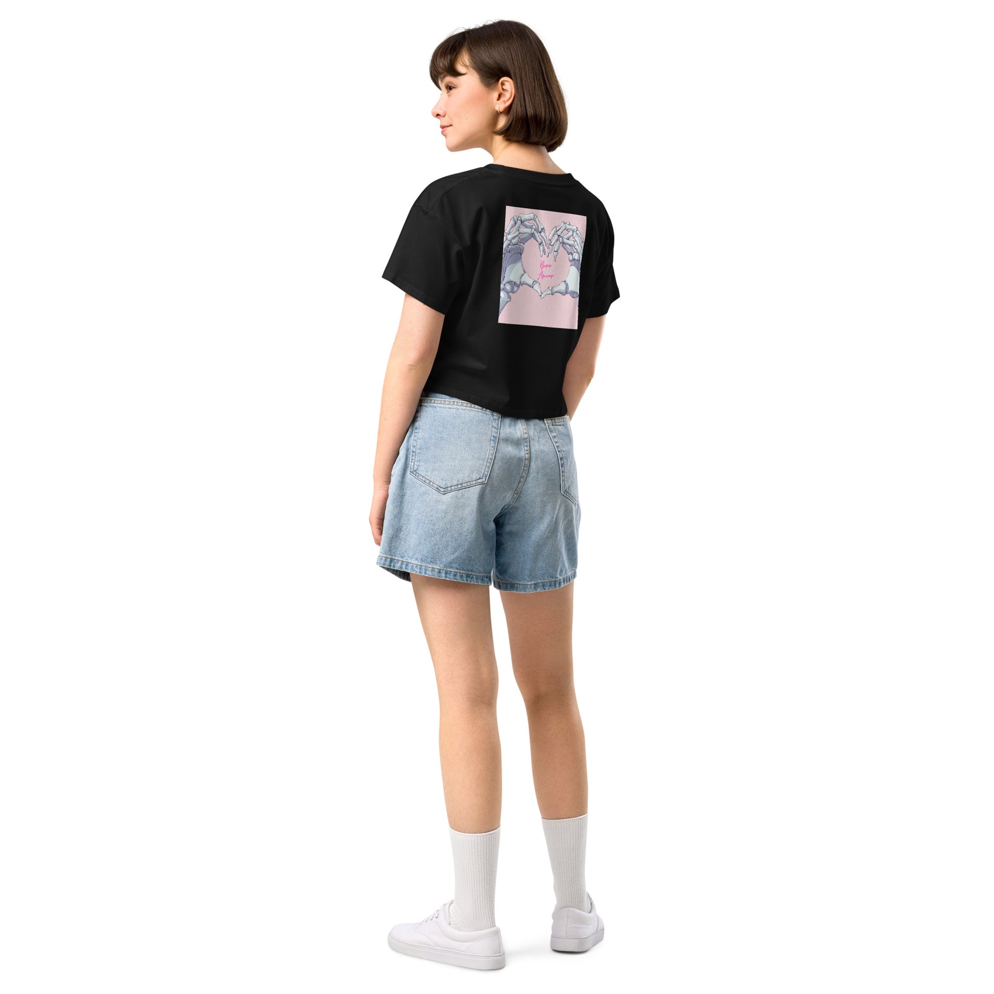 Locker geschnittenes Crop-Top „Bone Amour“ mit floralem anatomischem Herzmotiv auf der Vorderseite und Bone-Amour-Logo auf der Rückseite – medizinisch inspirierter Fashion-Look in Schwarz, Bubblegum Pink und Orchidee