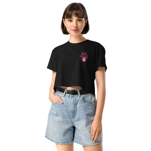 Locker geschnittenes Crop-Top „Bone Amour“ mit floralem anatomischem Herzmotiv auf der Vorderseite und Bone-Amour-Logo auf der Rückseite – medizinisch inspirierter Fashion-Look in Schwarz, Bubblegum Pink und Orchidee