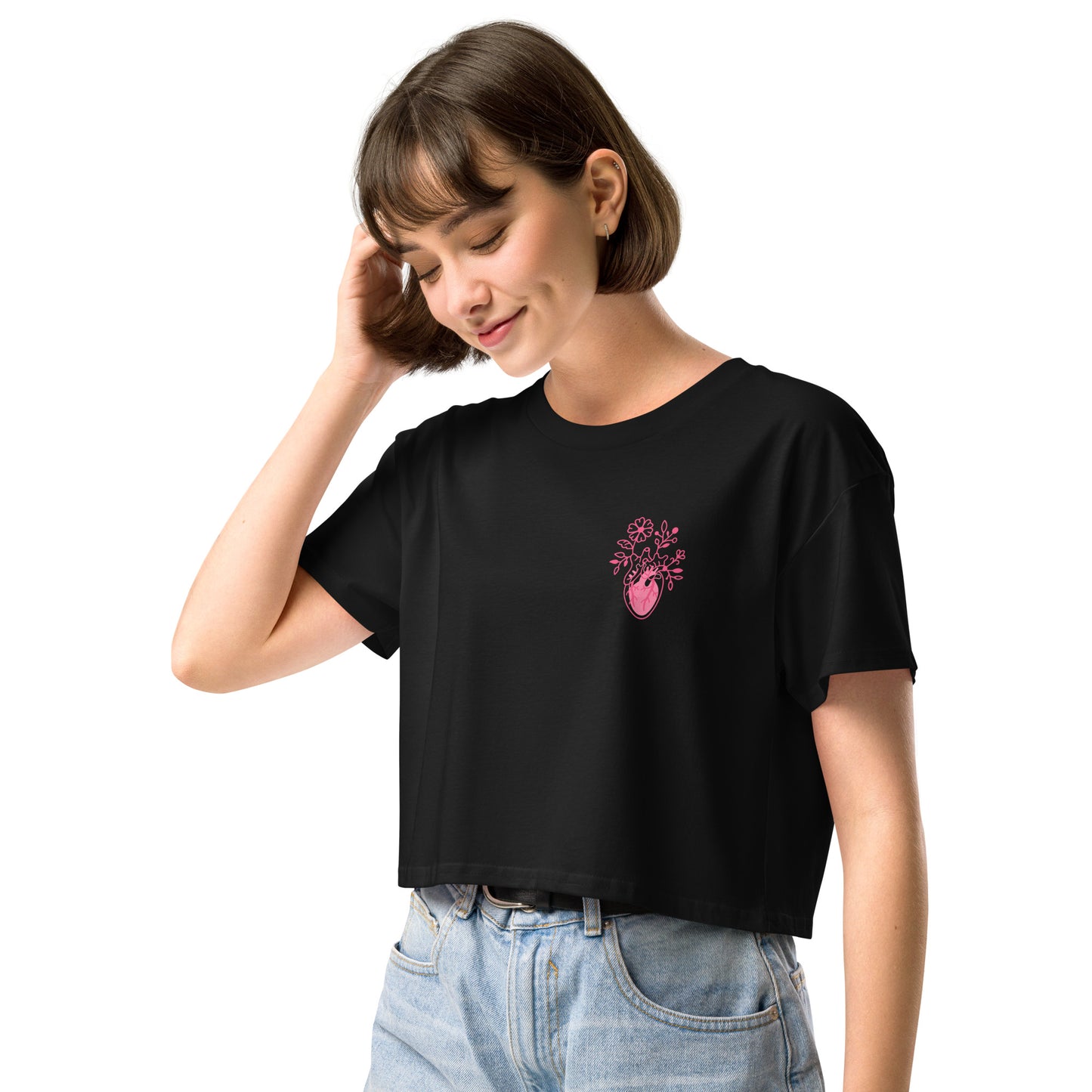 Locker geschnittenes Crop-Top „Bone Amour“ mit floralem anatomischem Herzmotiv auf der Vorderseite und Bone-Amour-Logo auf der Rückseite – medizinisch inspirierter Fashion-Look in Schwarz, Bubblegum Pink und Orchidee