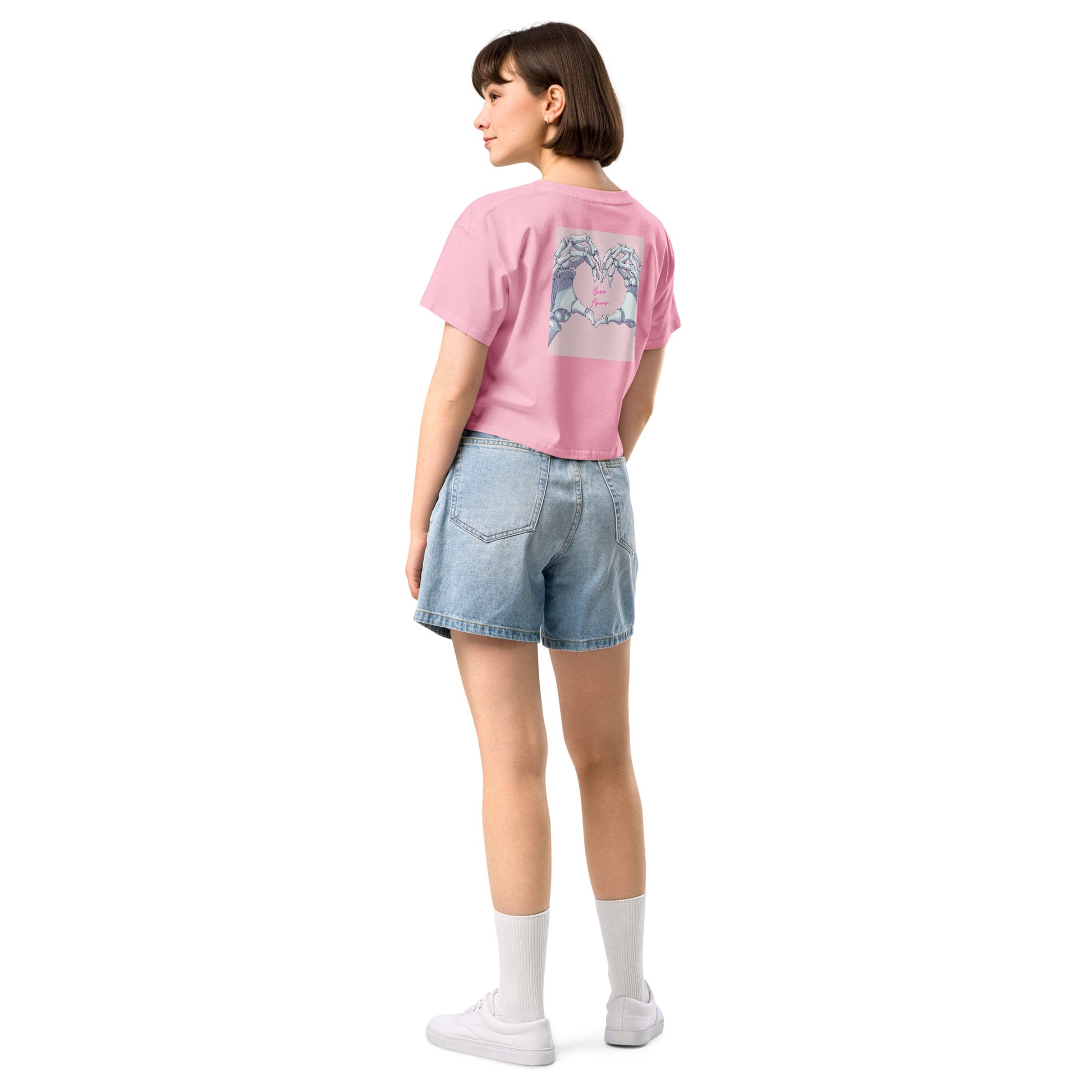 Locker geschnittenes Crop-Top „Bone Amour“ mit floralem anatomischem Herzmotiv auf der Vorderseite und Bone-Amour-Logo auf der Rückseite – medizinisch inspirierter Fashion-Look in Schwarz, Bubblegum Pink und Orchidee