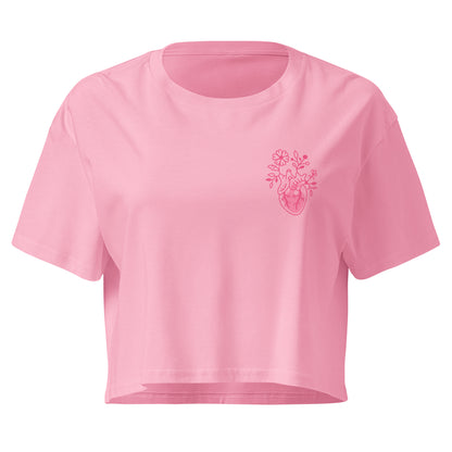Locker geschnittenes Crop-Top „Bone Amour“ mit floralem anatomischem Herzmotiv auf der Vorderseite und Bone-Amour-Logo auf der Rückseite – medizinisch inspirierter Fashion-Look in Schwarz, Bubblegum Pink und Orchidee