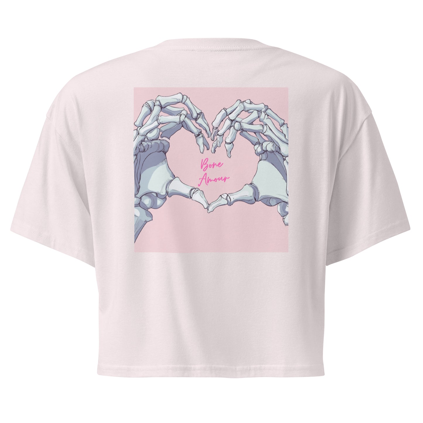 Locker geschnittenes Crop-Top „Bone Amour“ mit floralem anatomischem Herzmotiv auf der Vorderseite und Bone-Amour-Logo auf der Rückseite – medizinisch inspirierter Fashion-Look in Schwarz, Bubblegum Pink und Orchidee