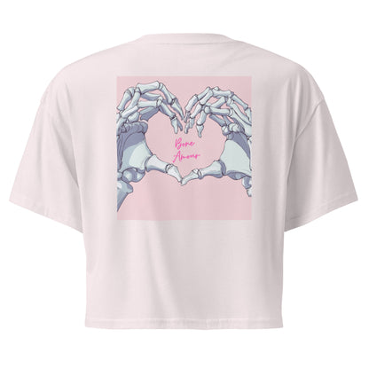 Locker geschnittenes Crop-Top „Bone Amour“ mit floralem anatomischem Herzmotiv auf der Vorderseite und Bone-Amour-Logo auf der Rückseite – medizinisch inspirierter Fashion-Look in Schwarz, Bubblegum Pink und Orchidee