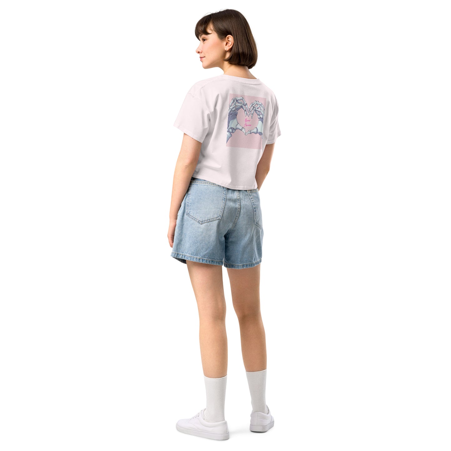 Locker geschnittenes Crop-Top „Bone Amour“ mit floralem anatomischem Herzmotiv auf der Vorderseite und Bone-Amour-Logo auf der Rückseite – medizinisch inspirierter Fashion-Look in Schwarz, Bubblegum Pink und Orchidee