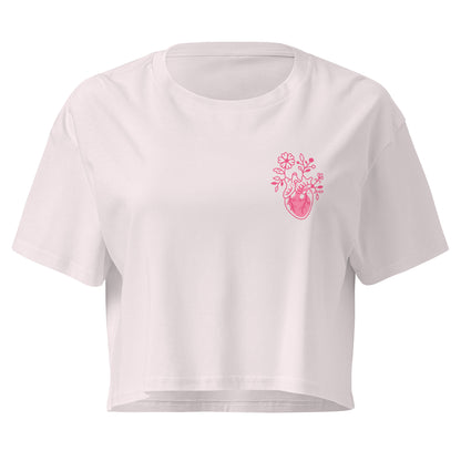 Locker geschnittenes Crop-Top „Bone Amour“ mit floralem anatomischem Herzmotiv auf der Vorderseite und Bone-Amour-Logo auf der Rückseite – medizinisch inspirierter Fashion-Look in Schwarz, Bubblegum Pink und Orchidee