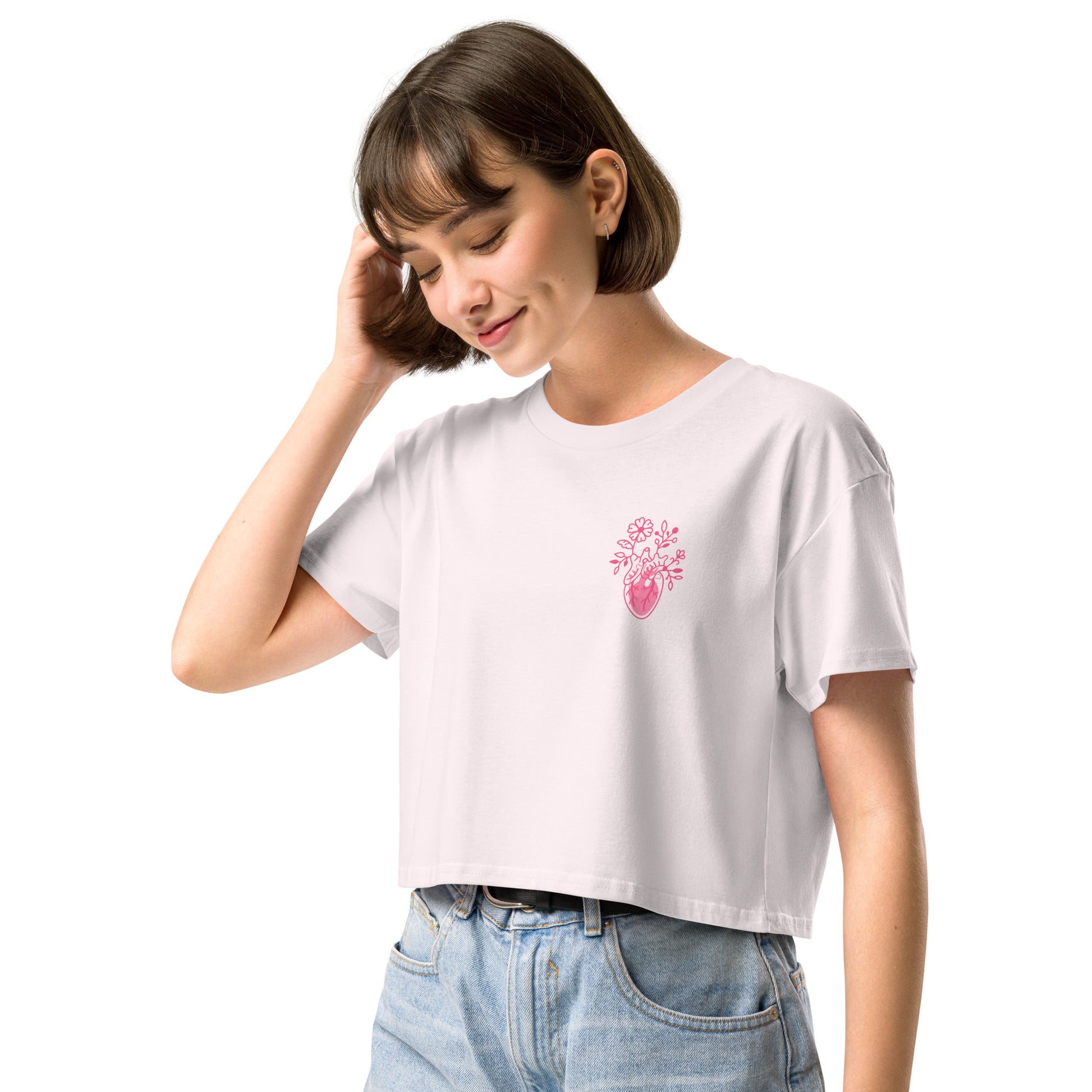 Locker geschnittenes Crop-Top „Bone Amour“ mit floralem anatomischem Herzmotiv auf der Vorderseite und Bone-Amour-Logo auf der Rückseite – medizinisch inspirierter Fashion-Look in Schwarz, Bubblegum Pink und Orchidee