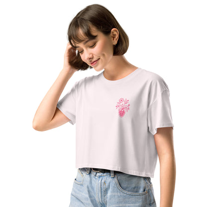 Locker geschnittenes Crop-Top „Bone Amour“ mit floralem anatomischem Herzmotiv auf der Vorderseite und Bone-Amour-Logo auf der Rückseite – medizinisch inspirierter Fashion-Look in Schwarz, Bubblegum Pink und Orchidee