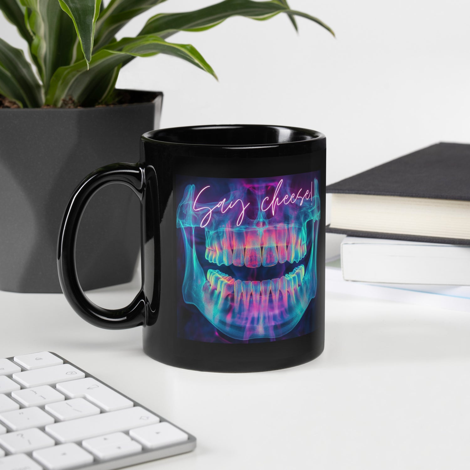Schwarze Zahnmedizin-Tasse mit buntem Zahndesign und Text ‚Say Cheese‘ – perfekt für Zahnärzte und Zahnmedizinstudenten.